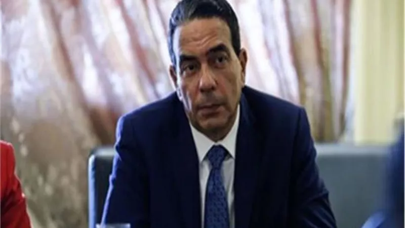 أيمن أبو العلا: الناس واقفة طوابير على محلات الكحك والملابس بدون أي إجراءات وقائية.. 