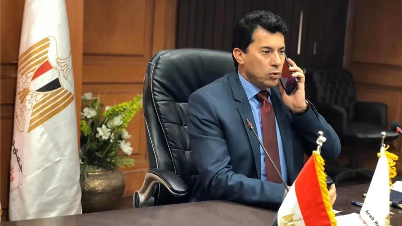 وزير الرياضة يطمئن على مدير مركز شباب السلام بالشيخ زويد