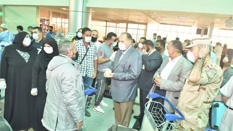 محافظ أسيوط يستقبل المصريين العالقين بالخارج