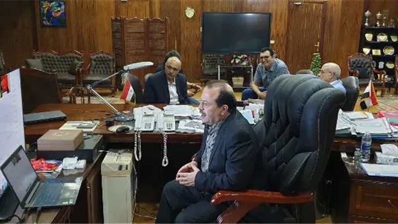 رئيس جامعة طنطا يتواصل مع الطلاب الوافدين بالفيديو كونفرانس