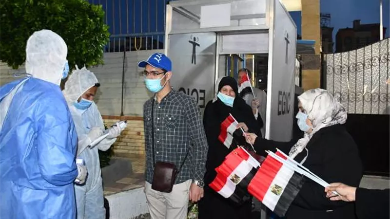 أعلام مصر هدية أول أفواج العائدين من الخارج لقضاء الحجر الصحي بجامعة القناة .صور