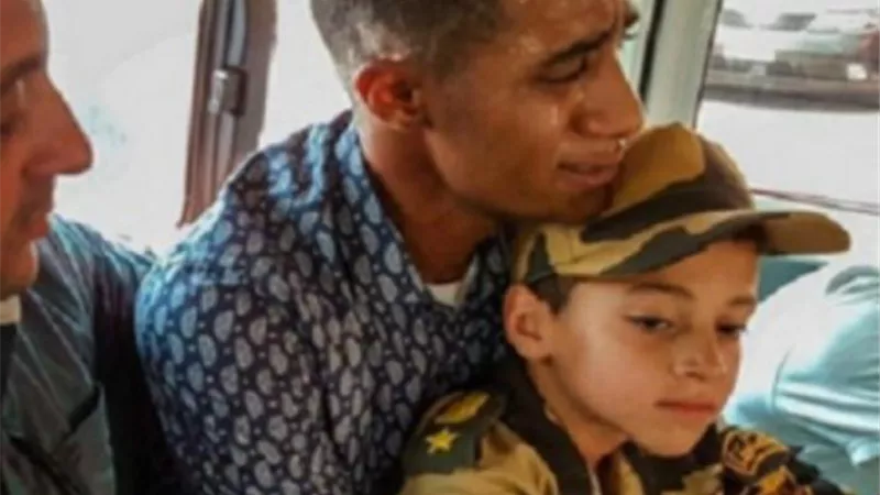 محمد رمضان يبكى برفقة نجل المنسي فى الجنازة