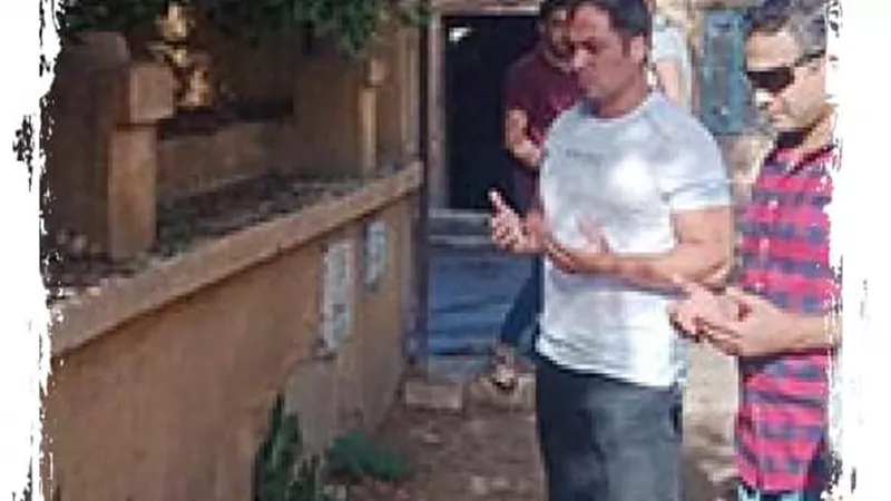 الفنان محمد حمدي يزور قبر الشهيد دبابة ويقرأ الفاتحة