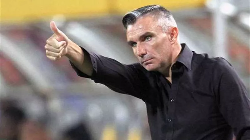 الزمالك يجدد عقد كارتيرون لمدة سنة