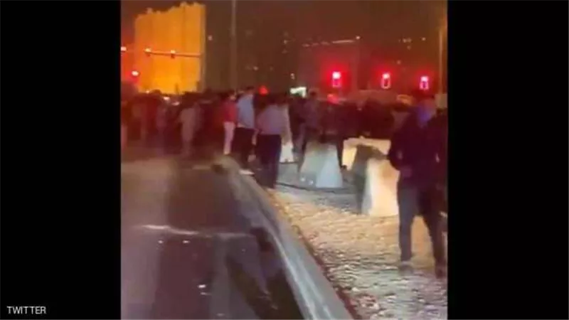 عمال فى قطر يتظاهرون احتجاجا على تأخر رواتبهم