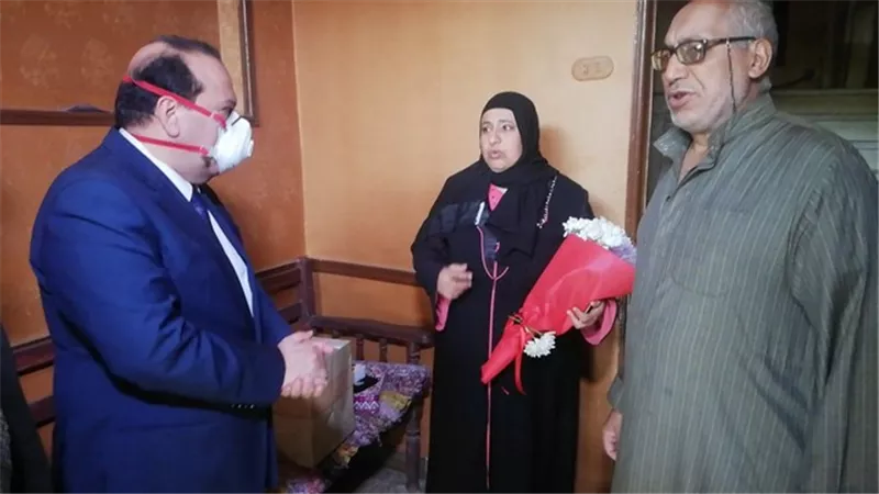 رئيس جامعة طنطا يسلم هدية الرئيس 