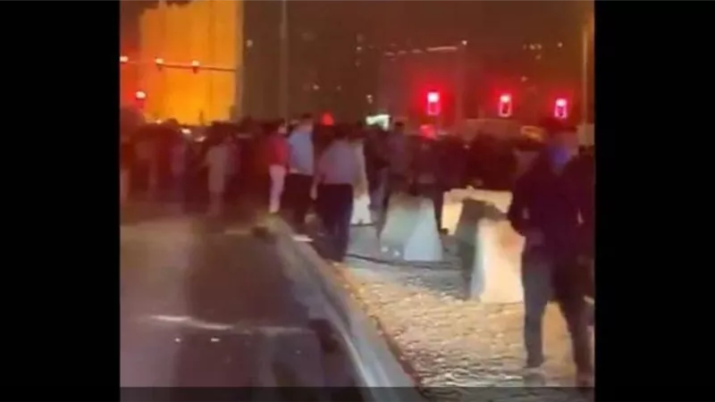 فيديو .. ازمة رواتب العمال في قطر تتصاعد .. ومتظاهرون يحتجون على تأخر مستحقاتهم