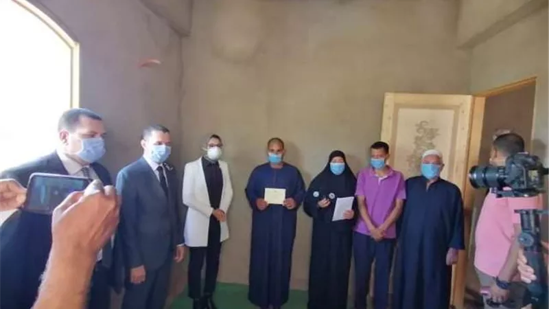 بالصور.. تكريم رئاسى لأسرة عامل الخدمات الطبية شهيد 