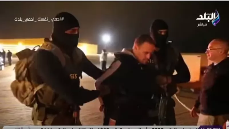 لماذا لم يفجر هشام عشماوي نفسه لحظة القبض عليه وسلم الحزام الناسف ؟ .. فيديو