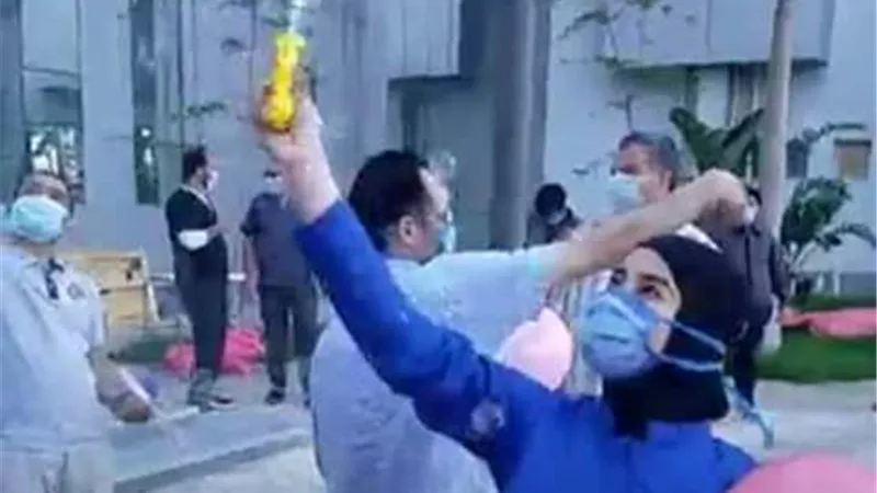 ببالونات وألعاب العيد. مستشفى الحجر بالإسماعيلية تصنع فرحة مرضى كورونا .صور