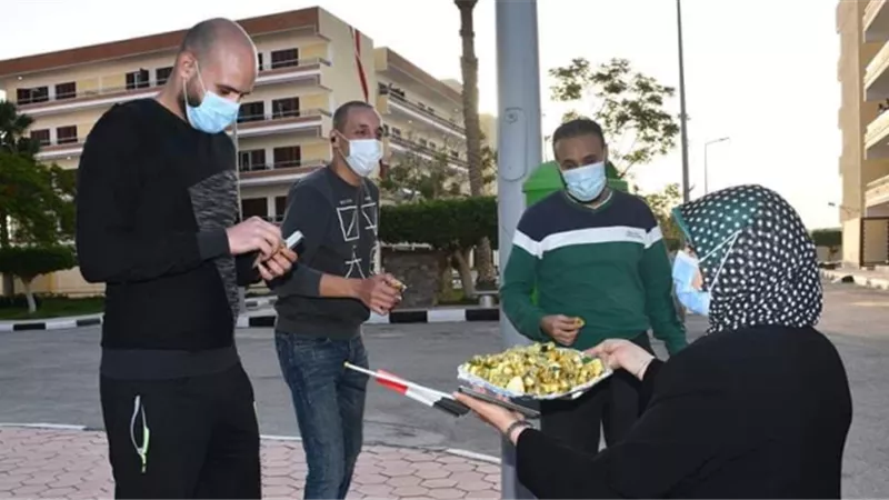 كحك العيد للعائدين من مستشفي الحجر الصحى بالاسماعيلية