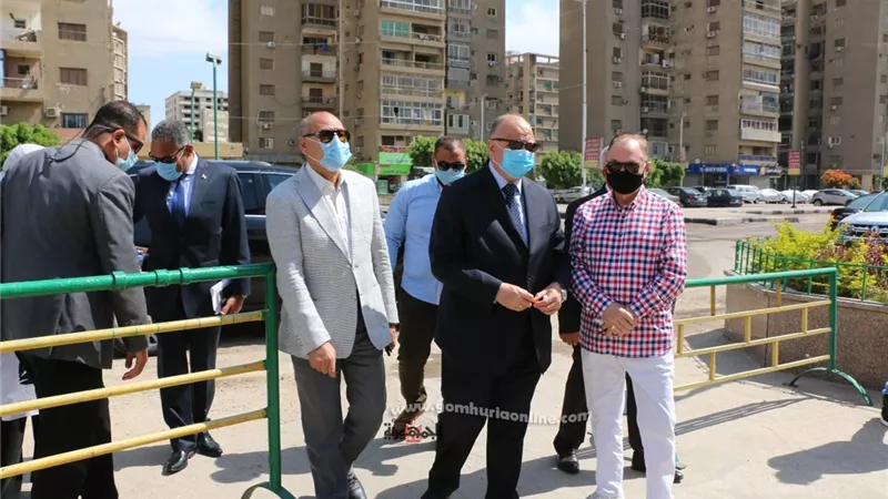 محافظ القاهرة بجوله بمدينه نصر للتأكد من غلق جميع الحدائق