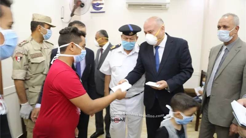محافظ قنا يشارك الاطفال الأيتام فرحتهم بعيد الفطر المبارك