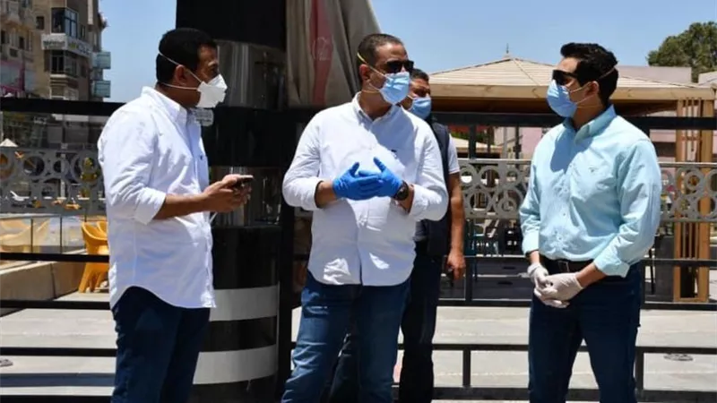 غلق عددا من المنشآت التجارية المخالفة لقرار الحظر بالفيوم