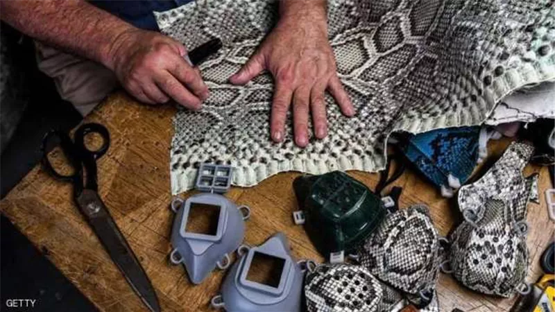 اخر صيحة كمامات من جلد الافاعى بـ 90 دولار للواحدة