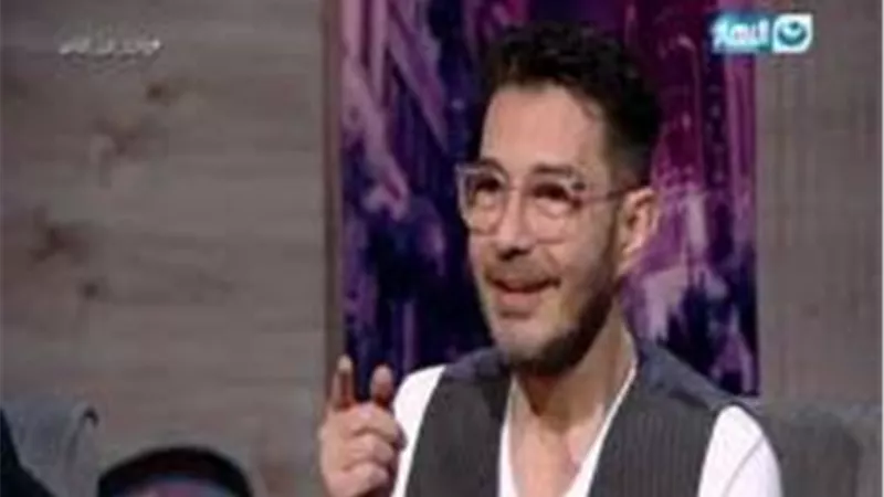 بالفيديو: أحمد زاهر يكشف كواليس مشهد تخلص فتحي من بنت رضوان أخوه في 