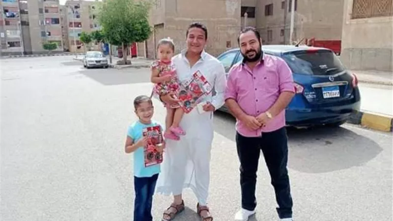 ورود و ألعاب. أقباط يوزعون هدايا العيد في بنى سويف .صور
