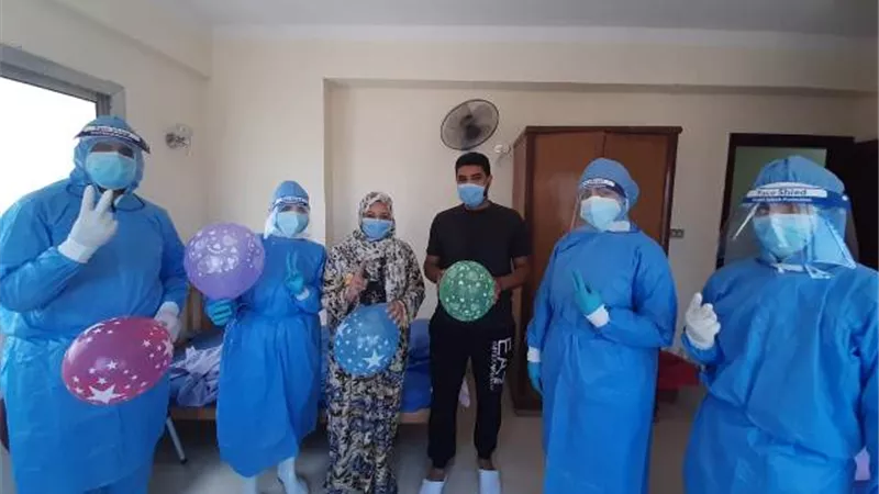 الجيش الابيض بالشرقية يحتفل بالعيد مع مصابى كورونا بالحلوى والبالونات.صور