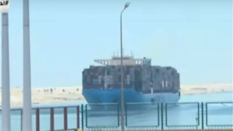شاهد.. مرور أكبر سفينة حاويات في العالم بقناة السويس