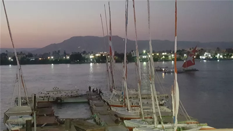 مشاهدة التليفزيون وزيارات الأقارب فى ثانى ايام العيد بالأقصر