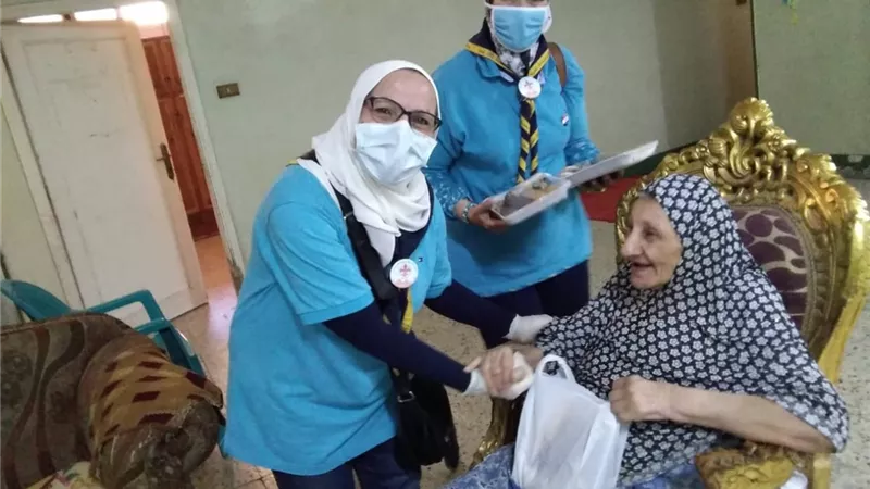 رواد أهرامات الجيزة يرسمون البسمة على شفاه كبار السن
