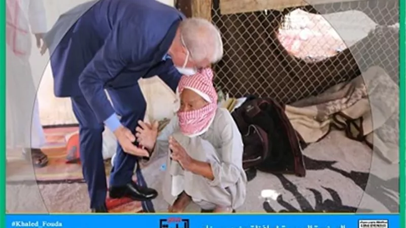 شراء الكمامات وتوزيعها مجانا بأماكن تقديم الخدمات للجمهور