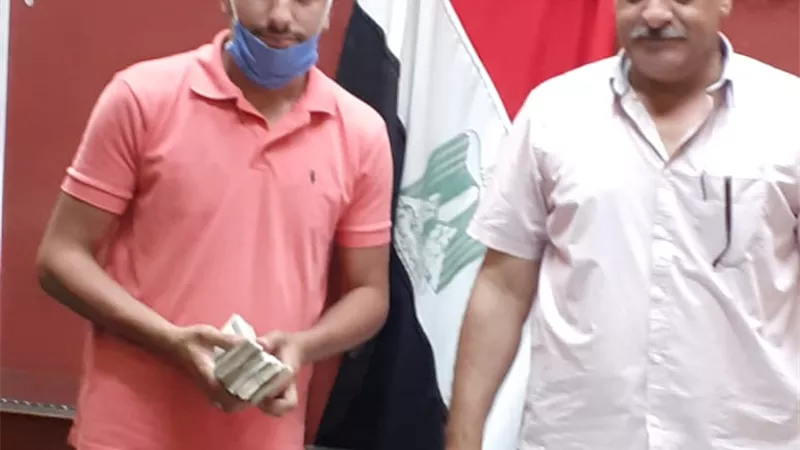 عامل نظافة يعيد ٤٥ آلف جنيه لمواطن فقدها بنزلة كوبرى الزراعة بالزقازيق