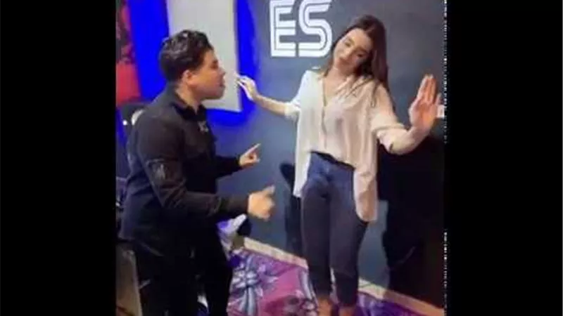 جوهرة ترقص وعمر كمال يغنى 