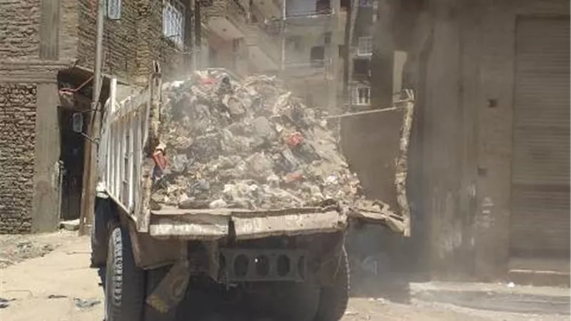 رفع 150 طن مخلفات من منطقة السواقى بالأقصر.صور