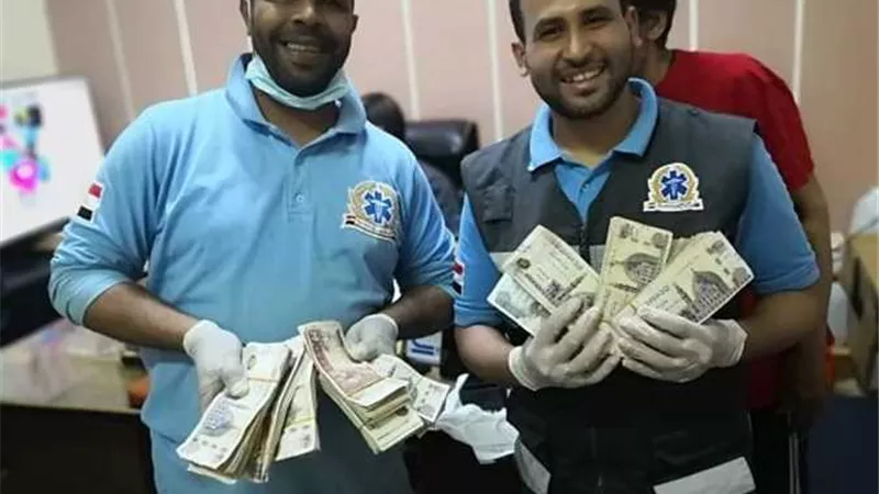 تعرف على تفاصيل عثور مسعف على 137 ألف جنيه خلال نقل مصابي حادث طريق