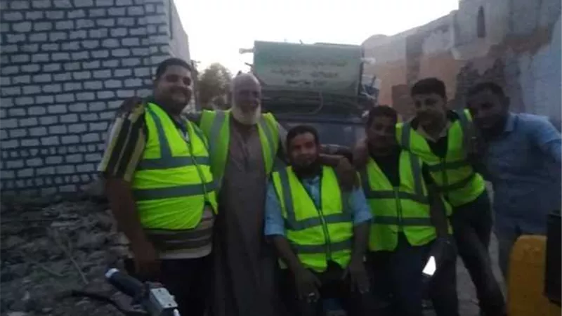 مواطنون يتطوعون لإنارة المقابر ونقل الموتى بالمجان في اسيوط .صور