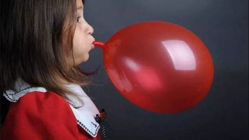 نفخ البلايين يساعد على انتشار عدوى كورونا ..وكارثة لو فرقعت