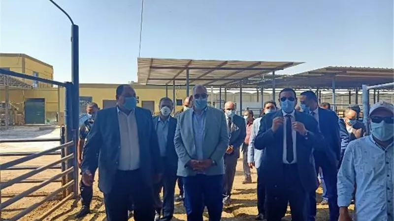 وزير الزراعة ومحافظ البحيرة يتفقدان محطة الإنتاج الحيواني وتصنيع الالبان بغرب النوبارية