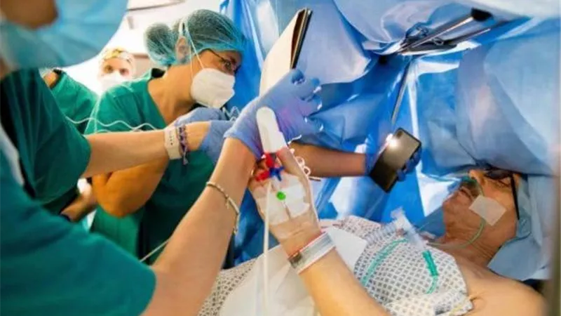 إيطالي يرسم لوحاته أثناء خضوعه لجراحة في المخ