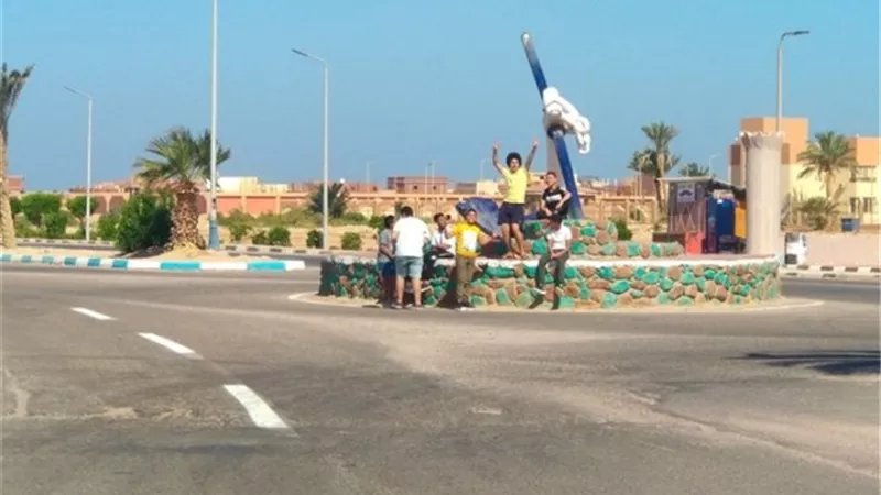 قساوسة دير سانت كاترين وزعوا كعك العيد علي سكان المدينة