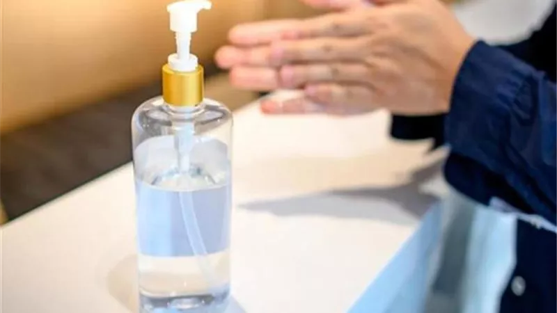 مع ارتفاع درجة الحرارة .. هل يمكن أن ينفجر معقم اليدين في سيارتك؟