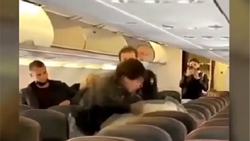 شاهد ...ضرب وفوضى على طائرة بسبب كورونا