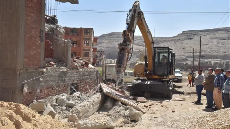 محافظ أسيوط: استمرار حملات ازالة مخالفات البناء والتعديات وتنفيذ 16 حالة ازالة خلال الحملة اليومية