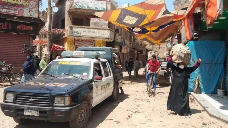 فض سوق الخميس بمدينة طوخ وتطهير محيطه
