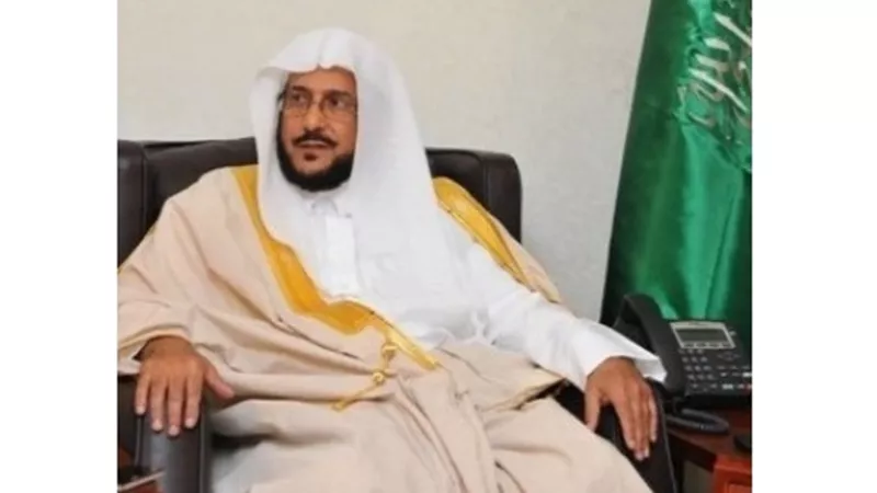 آل الشيخ: السماح بإقامة الصلاة في مساجد المملكة تأكيد على العناية ببيوت الله