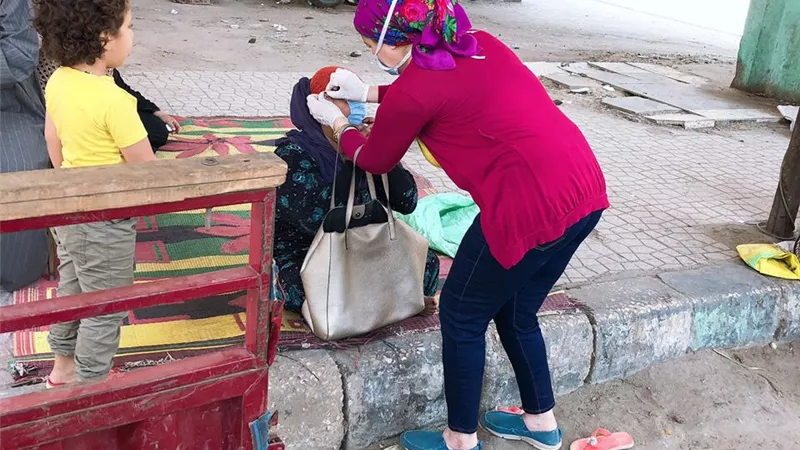 أمينة المرأة بالحرية المصرى تطلق حملة توعية وتوزيع كمامات وجونتيات على الباعة الجائلين بالزقازيق