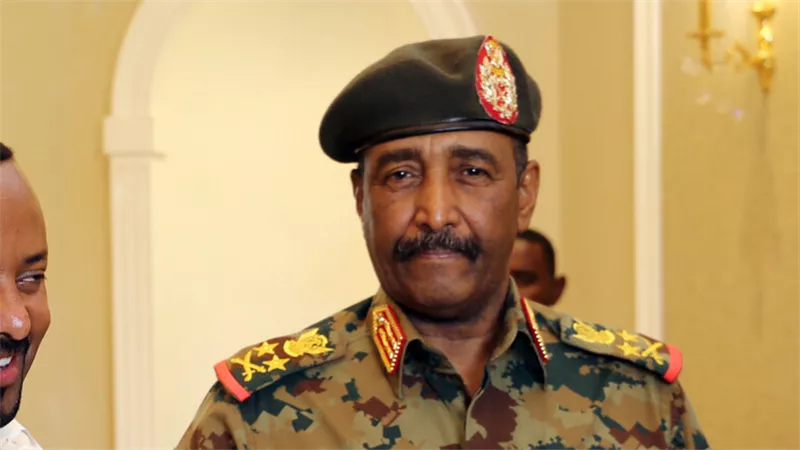 الجيش السوداني يكشف حقيقة عزل البرهان بعد وفاة مستشارته بفيروس كورونا