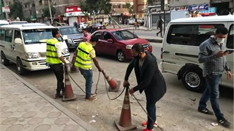 حي دقي يرفع كافه اشغالات الأرصفة لإعادتها بعد احتلالها للمشاه
