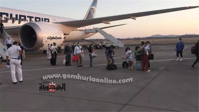 بالفيديو والصور .. وصول 245 مصرى من أبو ظبى إلى مطار مرسى علم الدولى و دخولهم 7 ايام حجر صحى