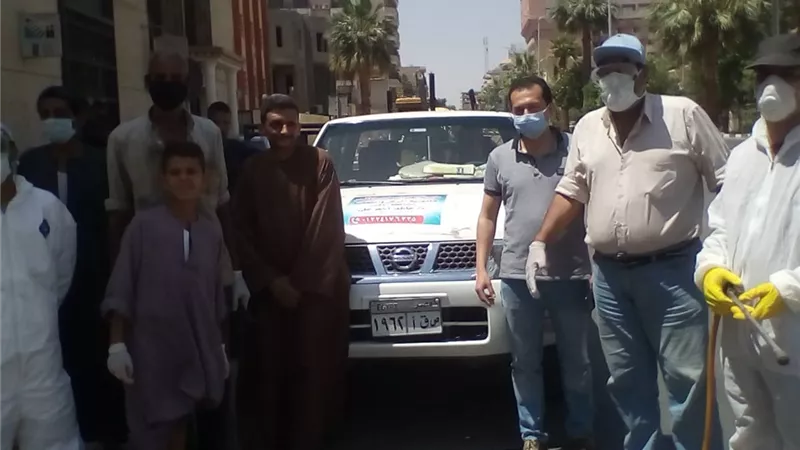 رش وتعقيم 35 منشأة حكومية ومنزل بمدينة الأقصر