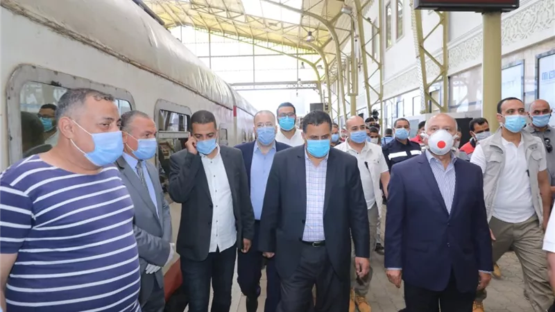 وزير النقل يتفقد محطتي مصر والشهداء للإطمئنان على انتظام العمل