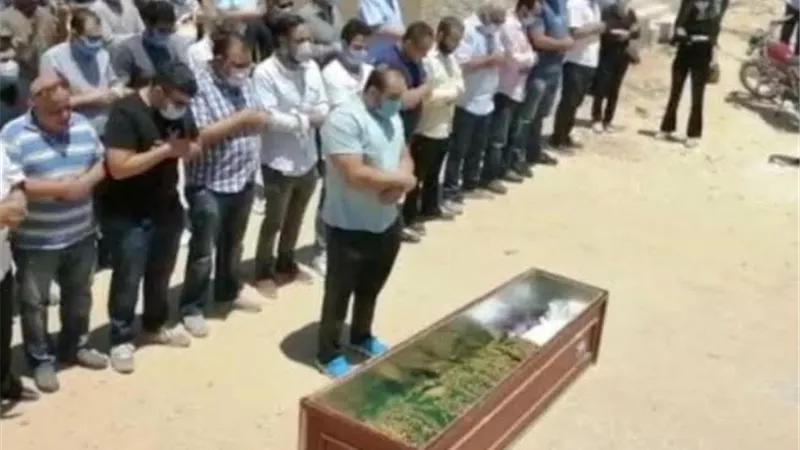بكاء هستيرى من زوجة الفنان حسن حسنى فى وداعه أمام مقابر الاسرة
