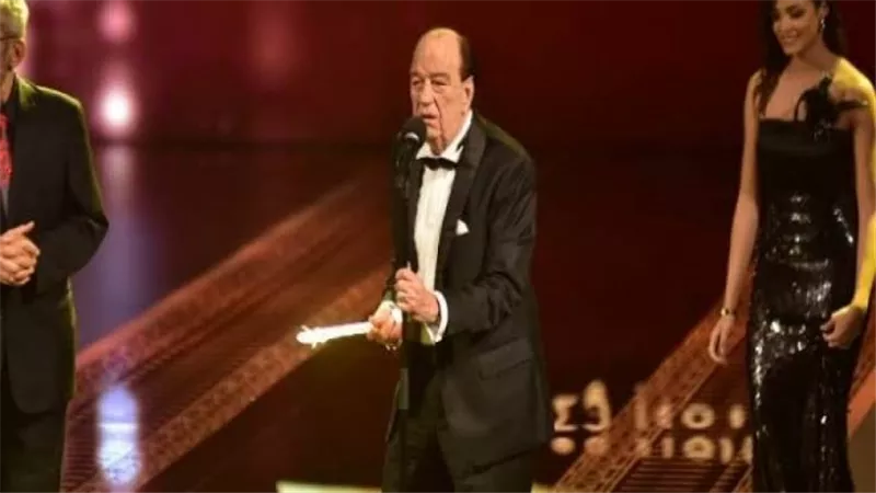 شاهد.. صلاة جنازة الفنان الراحل حسن حسنى أما مقابر الاسرة.. صور