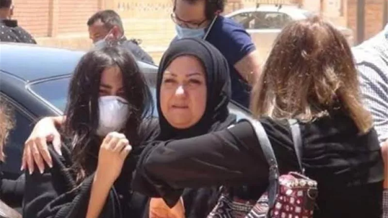 إصابة ابنة الفنان الراحل حسن حسنى بانهيار شديد فى جنازة والدها.. شاهد