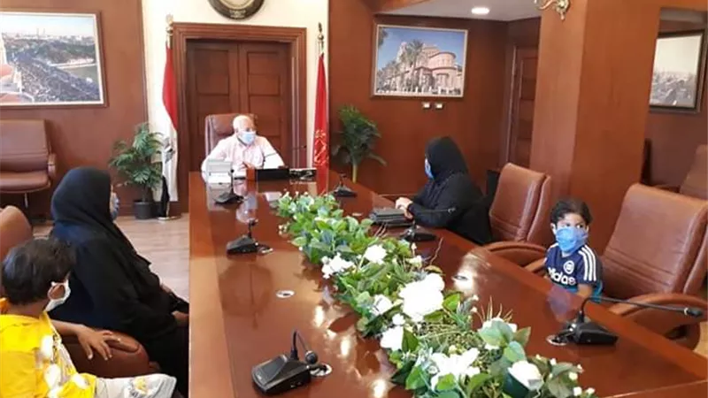 محافظ بورسعيد يستقبل زوجة عامل الدليفري الذي توفى في حادث